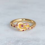 Lyserød Vintage Ring med Guldknude og Blå