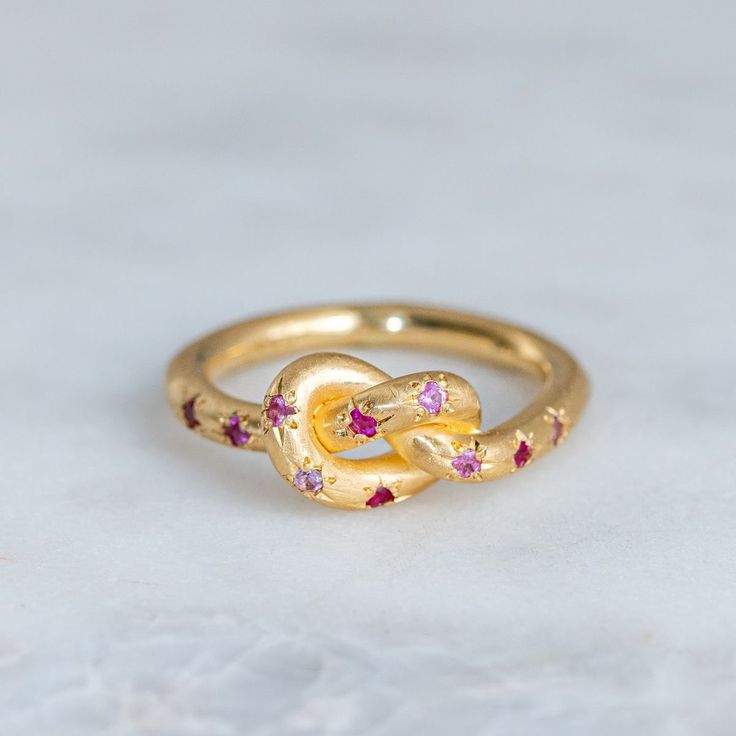 Lyserød Vintage Ring med Guldknude og Blå