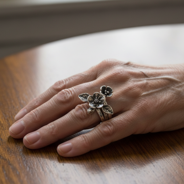 Vintage Lagdelt Ring med Blomst i Sølv