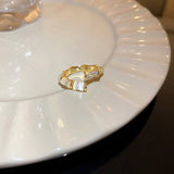 Luksuriøs Justerbar Ring med Hvid Opal i Guld