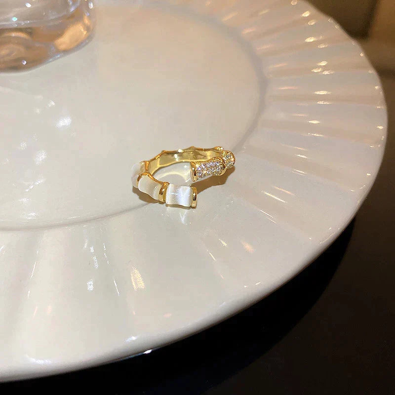 Luksuriøs Justerbar Ring med Hvid Opal i Guld
