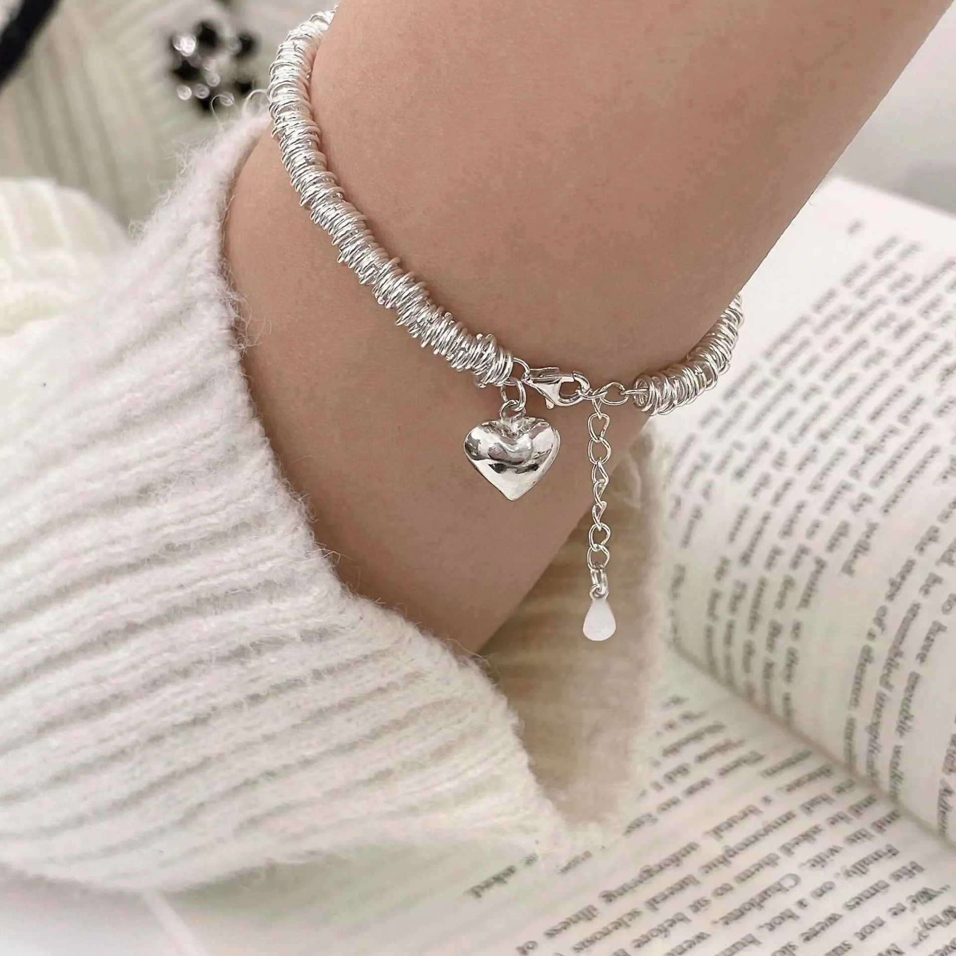 Elegant armbånd med hjerte i sølv