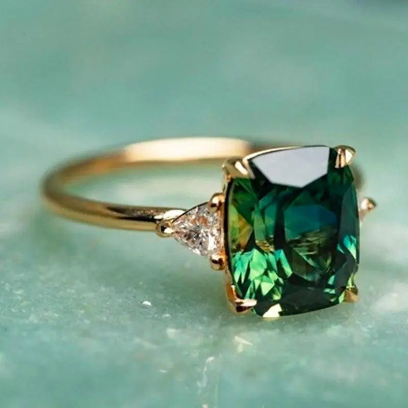 Elegant firkantet ring med smaragd