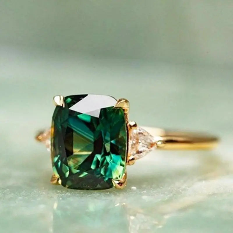 Elegant firkantet ring med smaragd