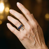 Gammel ring i guld og blå krystal