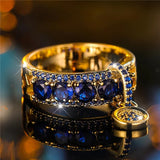 Gammel ring i guld og blå krystal