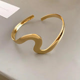 Klassisk åbent armbånd med gyldent bølge