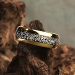 Ringen med glitrende guldindsatser