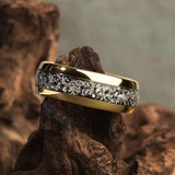 Ringen med glitrende guldindsatser