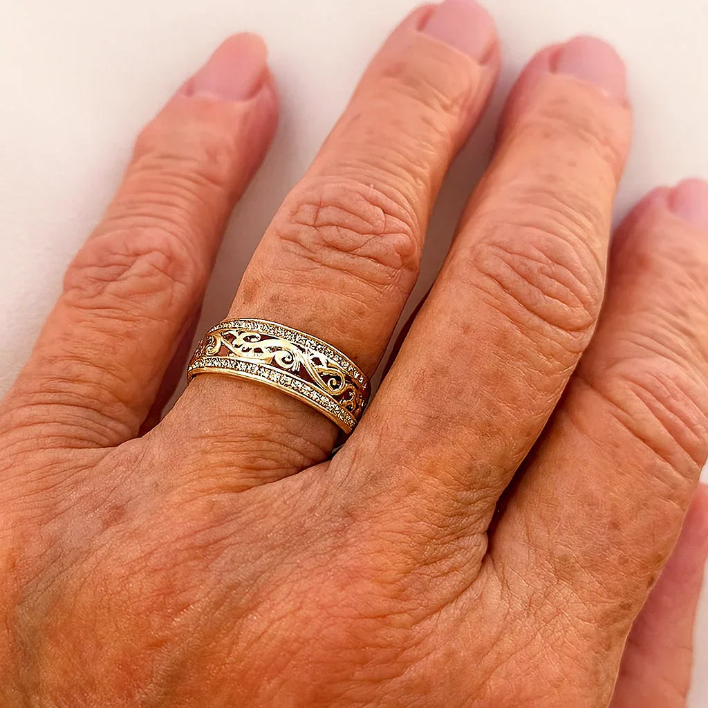 Skinnende og Hult Guld Ring