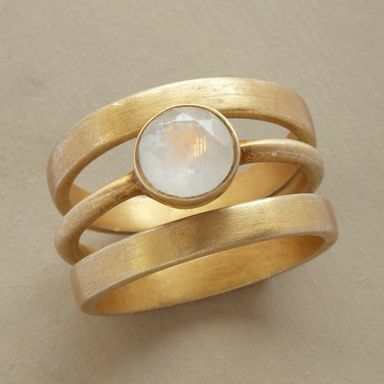 Vintage Ring i Guld med Indlæg af Måne Sten