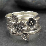 Vintage Lagdelt Ring med Blomst i Sølv