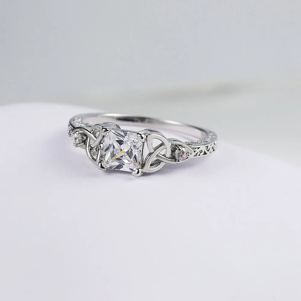 Ring med Knude Design og Ædelsten i Midten