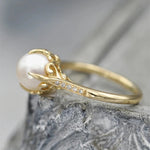 Vintage ring med en gylden perle i centrum