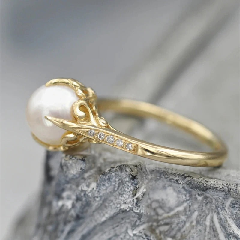 Vintage ring med en gylden perle i centrum