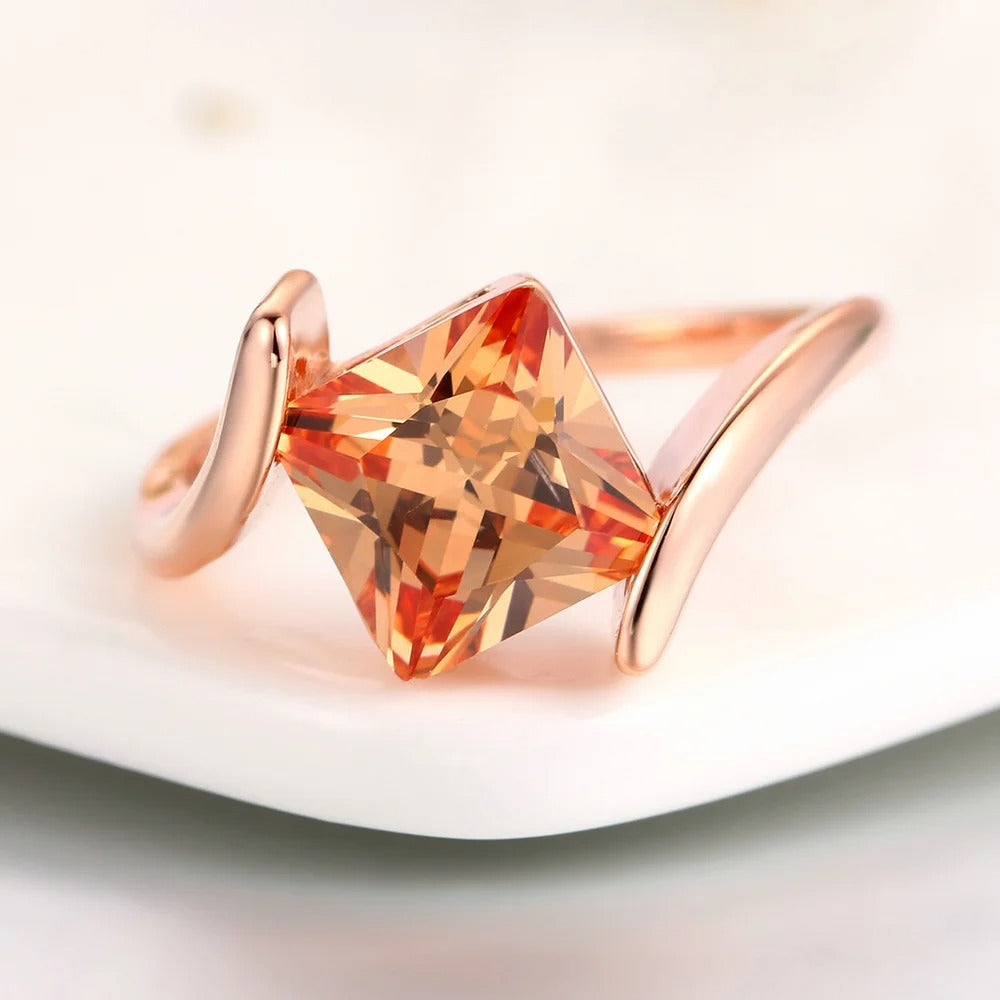 Ring med Orange Ædelsten i Pyramideform i Rosaguld