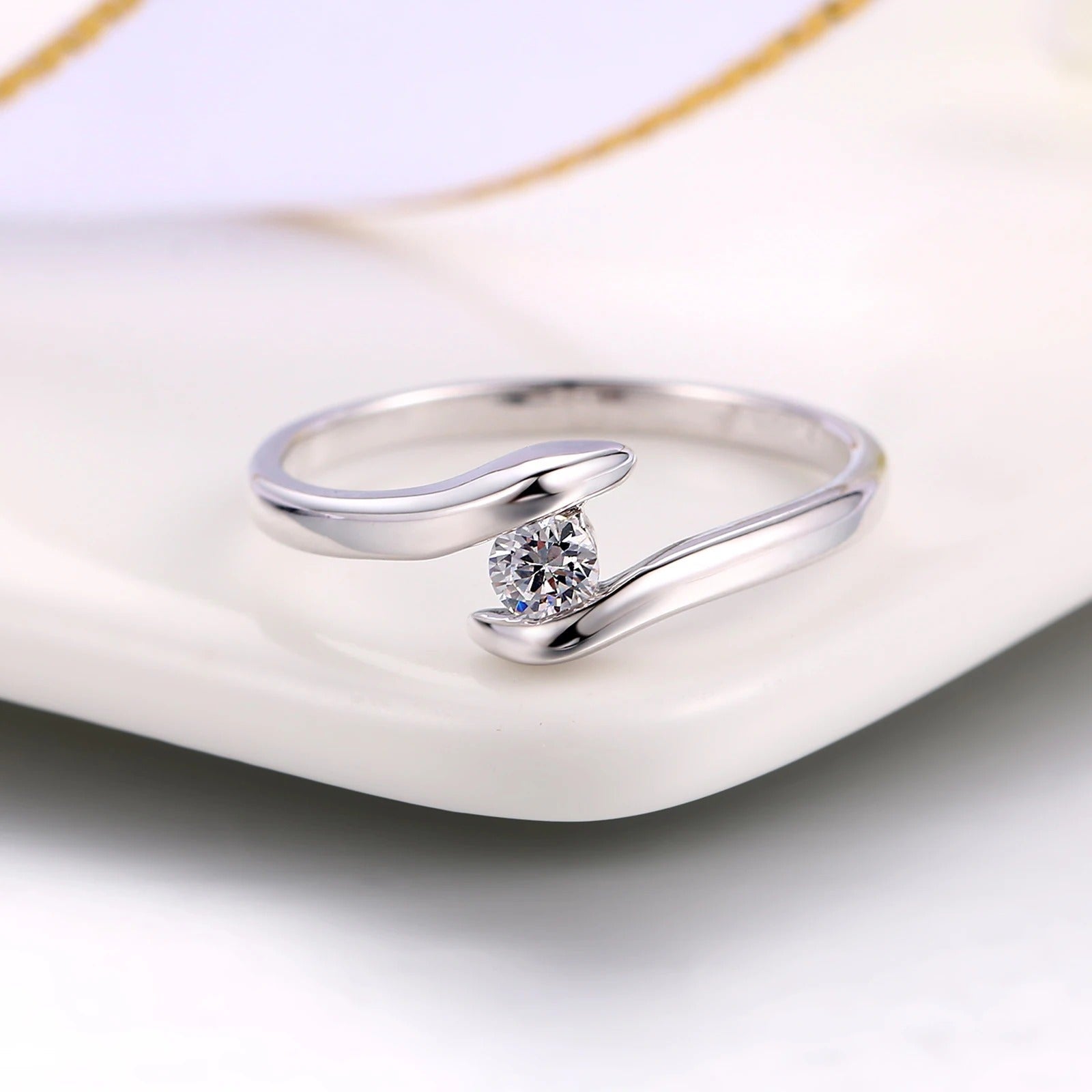 Ring med Skæv Ring af Sølv og Glitrende Diamant i Midten
