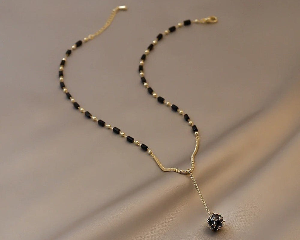 Wintage Halskæde med Sorte Perler og Dråbeformet Vedhæng