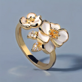 Guldring med Hvid Blomst